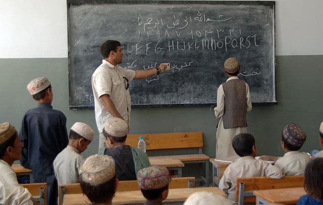 Afghan_students_learn_English_6003bd5d64.jpg