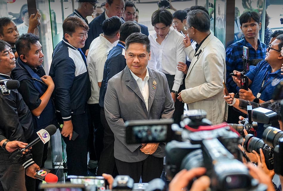 Photo Story บ้านใหญ่ 'สุพรรณฯ - ชลบุรี' ตบเท้าเข้าพบ 'อนุทิน'