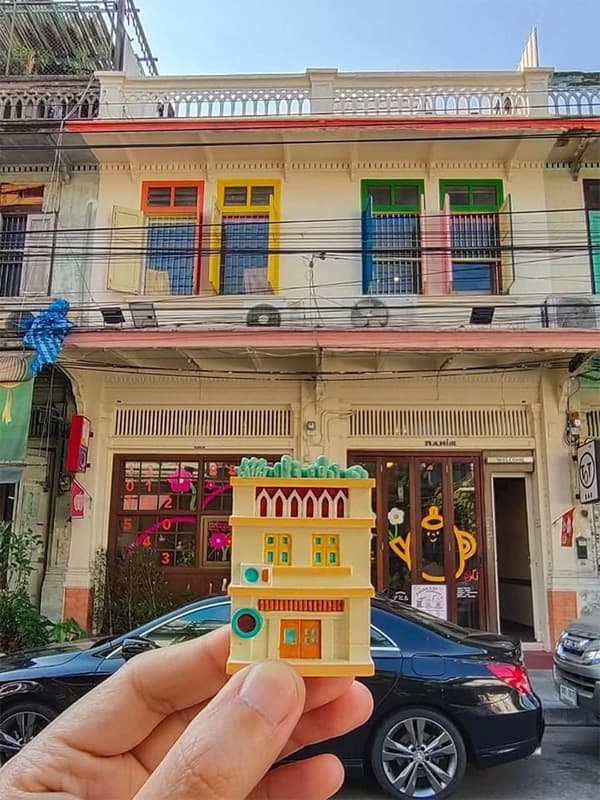 Blue_Bangkok_building_baby_to_remember_SPACEBAR_Photo01_b252466599.jpg