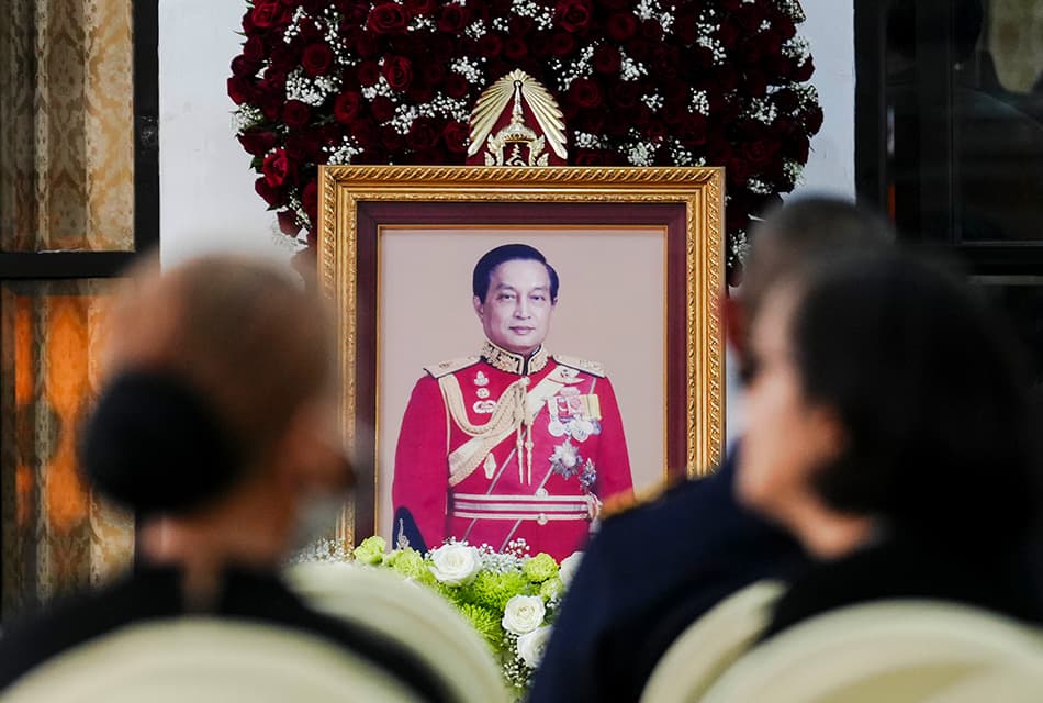 ‘อานันท์’ รดน้ำศพ ‘บิ๊กสุ’ พร้อม ‘เพื่อน จปร.5 – เพื่อนรหัส 0143’ ร่วมอาลัย