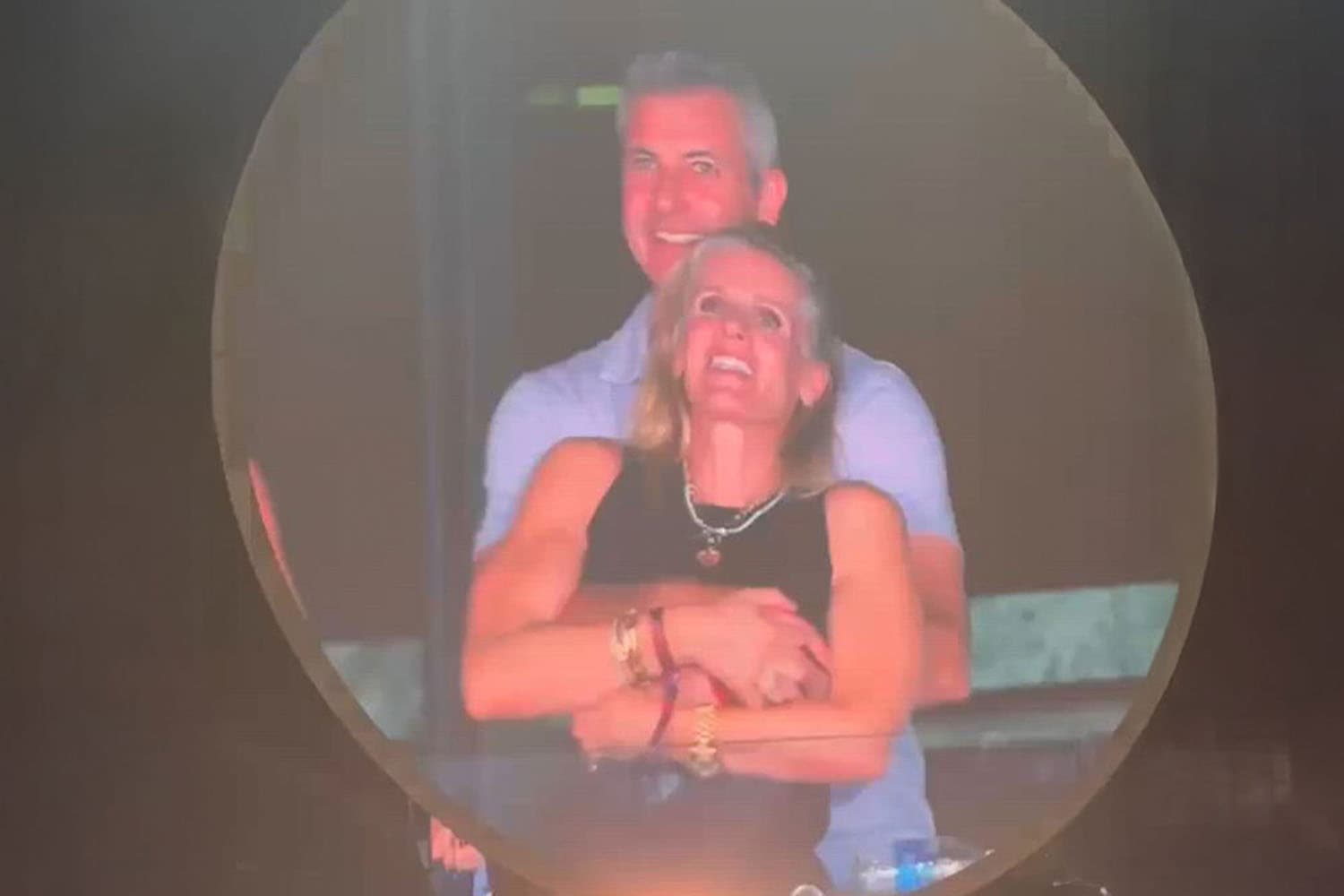 Kiss Cam จับภาพชู้สาว จากไปดูคอนเสิร์ต Coldplay  สู่หลักฐานมัดตัวคนเจ้าชู้