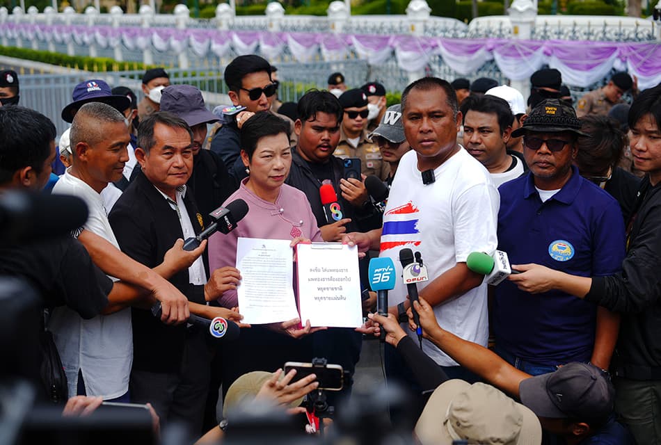 Photo Story : ‘คปท.’ เดินขบวนล้อมทำเนียบฯ จี้ ‘อิ๊งค์’ ลาออก เซ่นปมคลิปเสียง