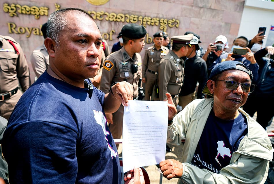 ‘คปท.’ เดือด! ยกทัพประชิดสถานทูตกัมพูชา โวยรุกล้ำอธิปไตย-ลั่นปกป้องแผ่นดินไทยอย่างถึงที่สุด