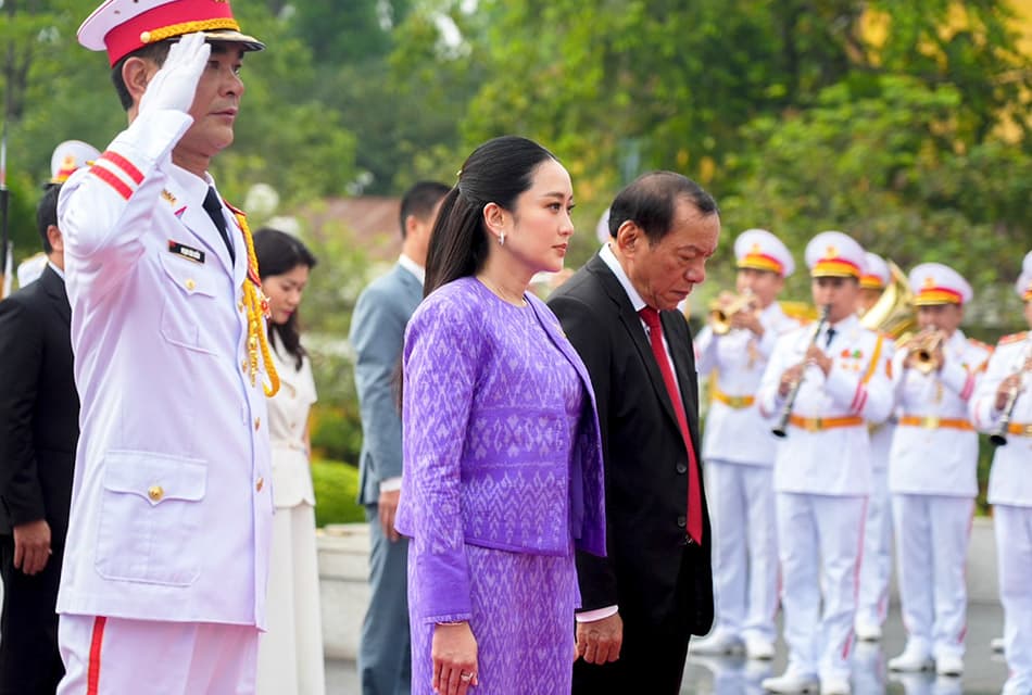 ‘นายกฯ’ วางพวงมาลาอนุสาวรีย์วีรชนและผู้เสียสละบั๊กเซิน-สุสานโฮจิมินห์