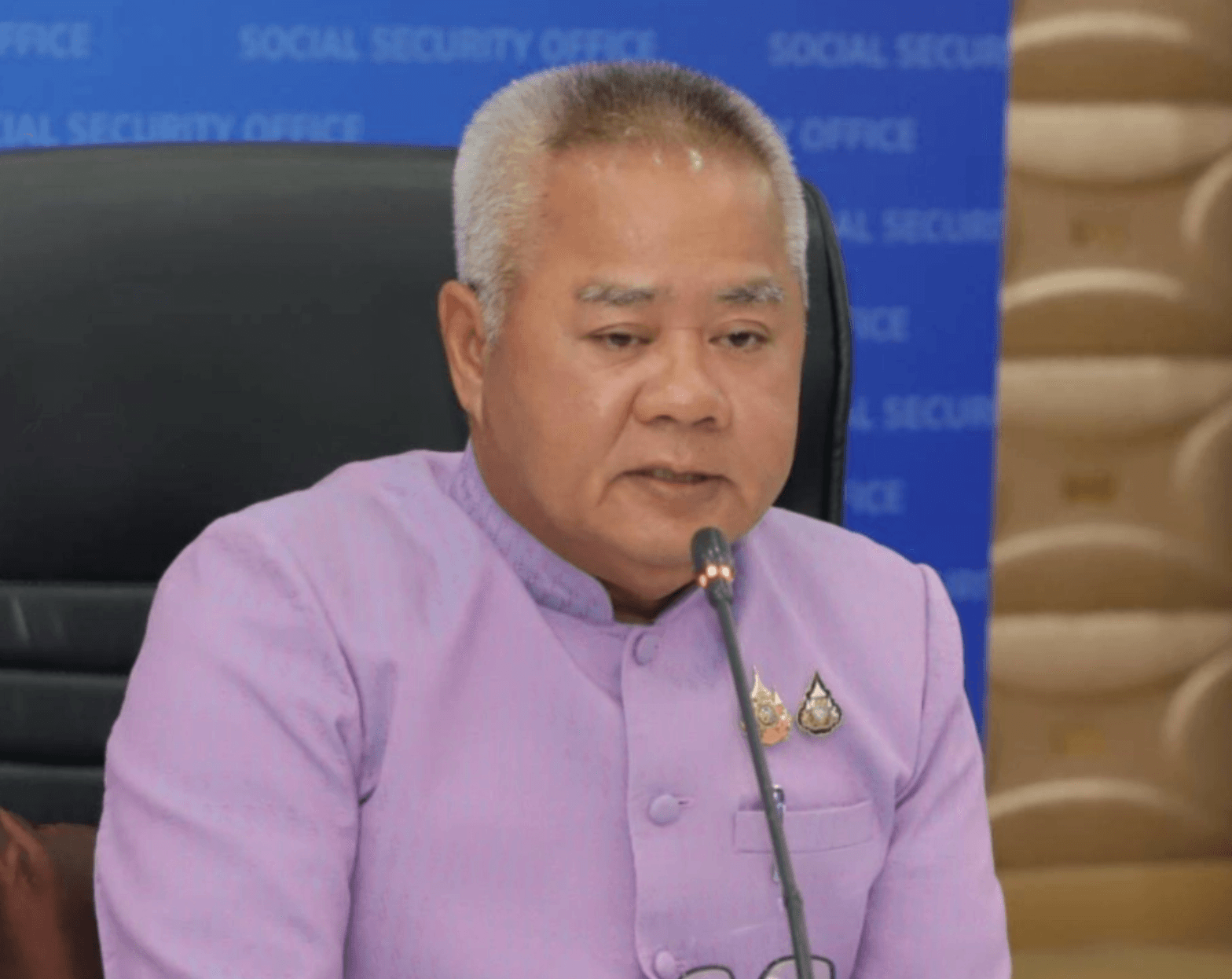 บุญสงค์ ทัพชัยยุทธ์ อดีตปลัดแรงงานที่ถูกรัฐมนมตรีเด็กใหม่ย้ายฟ้าผ่า ต่อไปแนะนำตีกอล์ฟที่สนามของตระกูลจึงรุ่งเรืองกิจ จะได้ตามตัวง่ายขึ้น