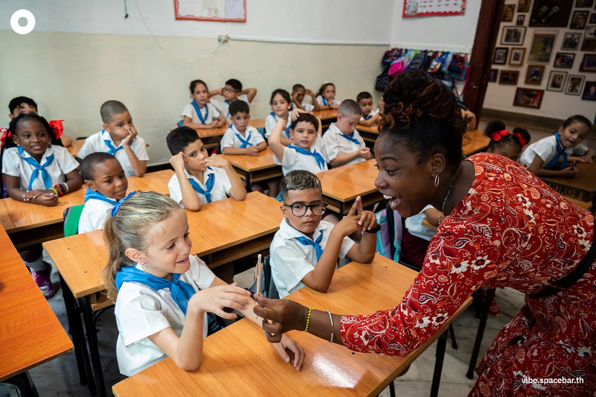 Teachers_days_in_another_countries_SPACEBAR_Photo01_3a7a6a9aff.jpg
