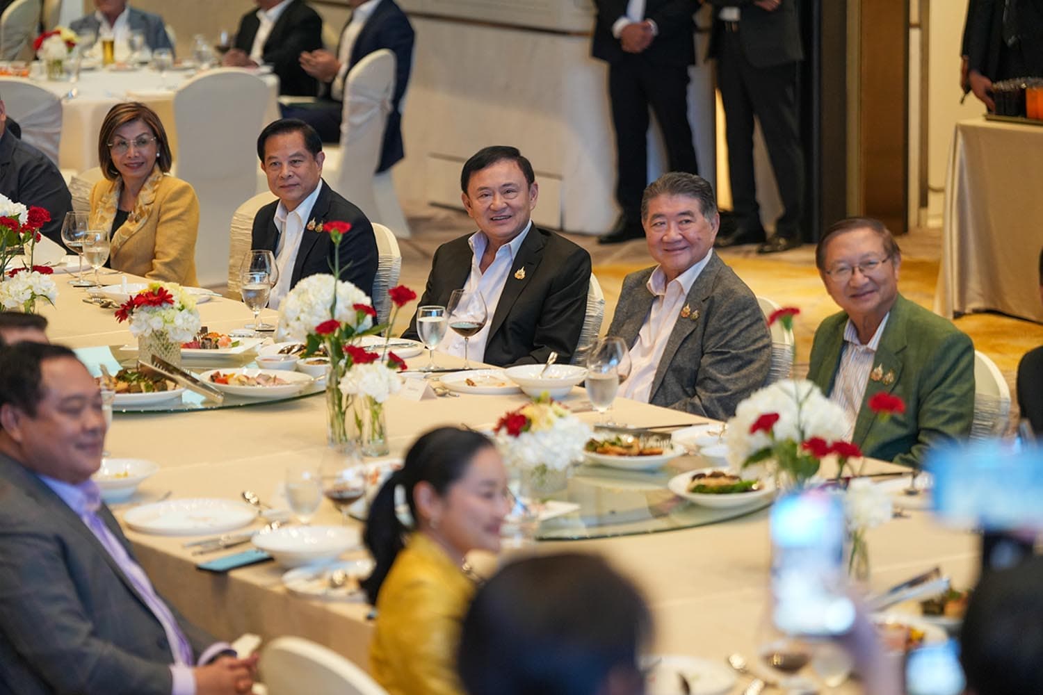 ‘ทักษิณ’ จัดแถว ‘พรรคร่วมรัฐบาล’ สัญญาใจทีมเดิม หลัง ‘เลือกตั้ง’ ซัด ภท. ไม่สุภาพบุรุษ