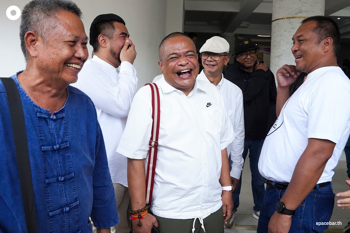 The-mob-talks-to-the-police-preparing-for-a-large-rally-SPACEBAR-Photo04.jpg