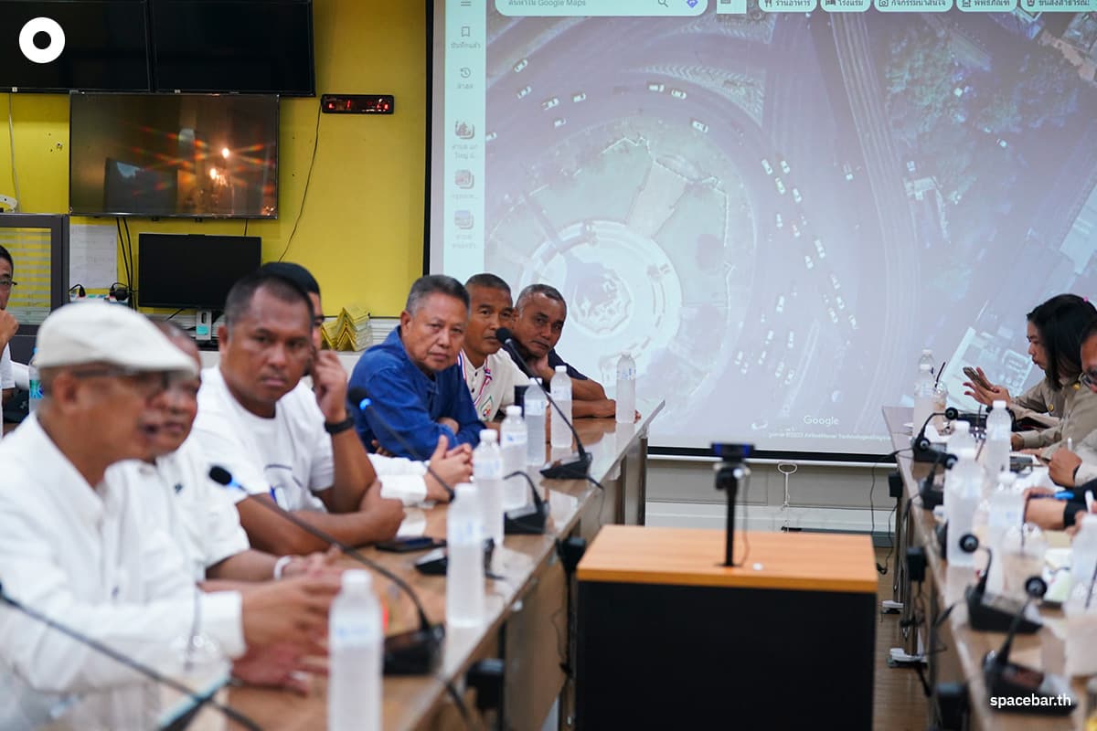 The-mob-talks-to-the-police-preparing-for-a-large-rally-SPACEBAR-Photo07.jpg