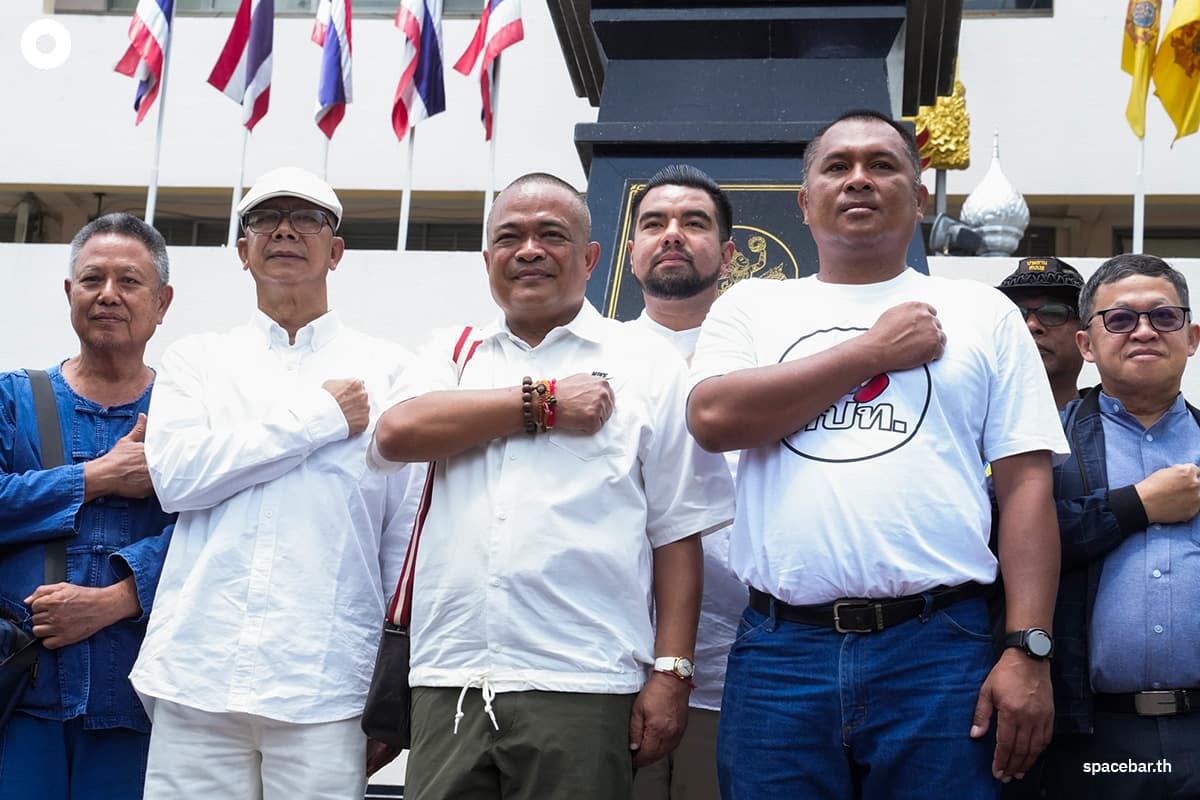 The-mob-talks-to-the-police-preparing-for-a-large-rally-SPACEBAR-Photo09.jpg