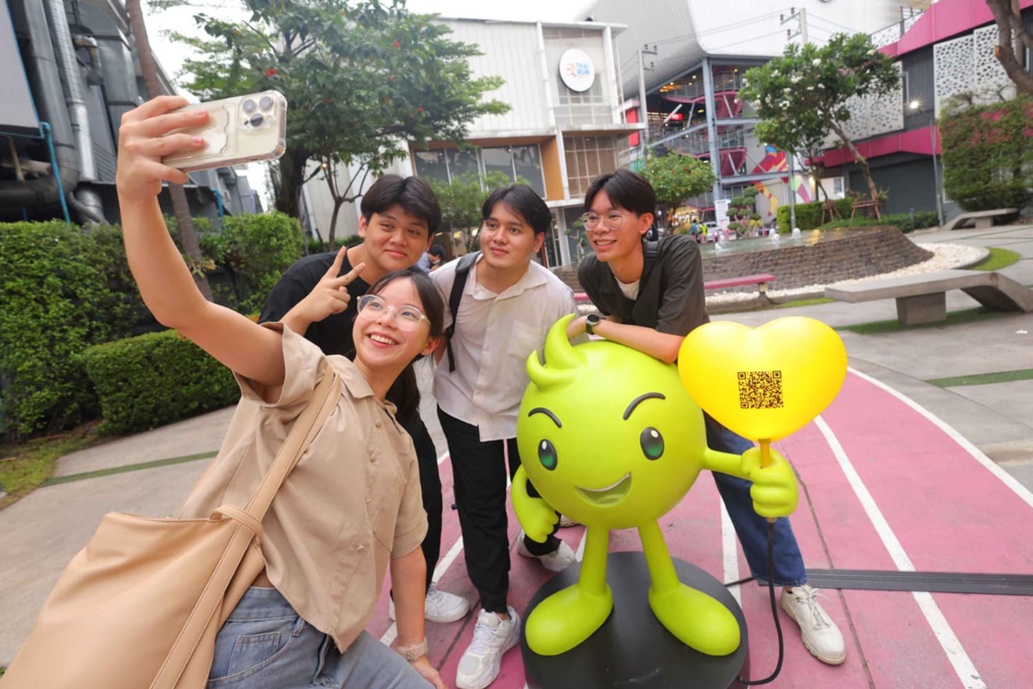 AIS เนรมิตจุดเช็กอิน ‘อุ่นใจ Pride Month’ ทั่วบรรทัดทอง