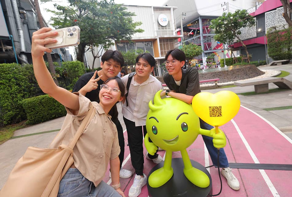 AIS เนรมิตจุดเช็กอิน ‘อุ่นใจ Pride Month’ ทั่วบรรทัดทอง