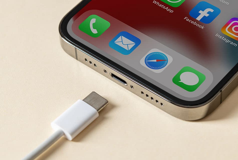 apple_embrace_iphone_charger_change_SPACEBAR_Thumbnail_056c273b63.jpeg