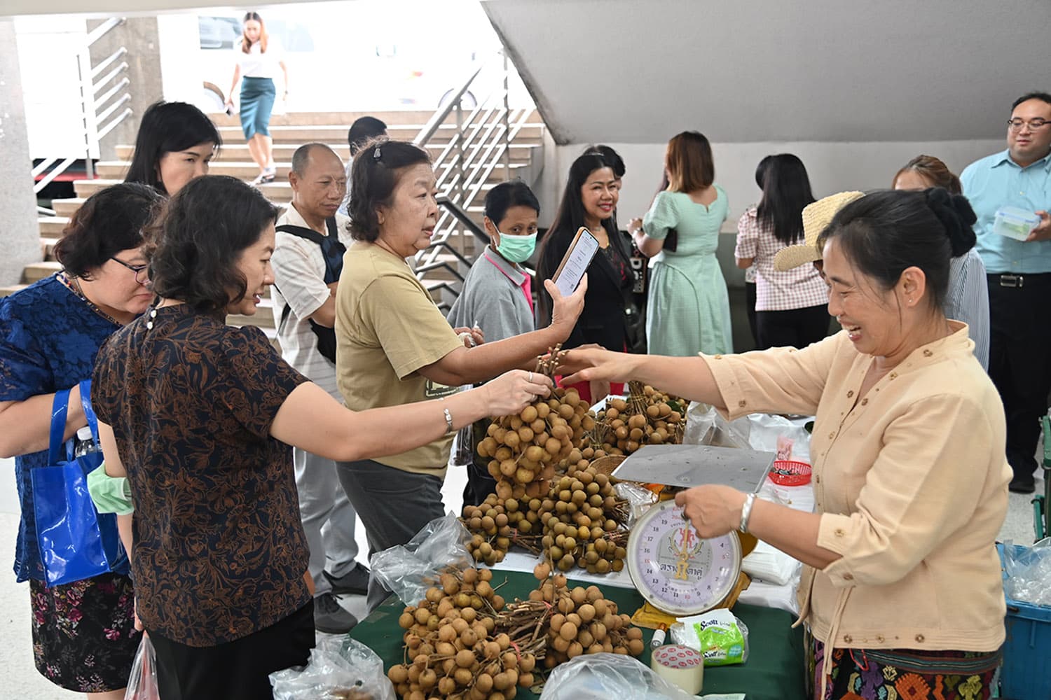 DIT เปิดตลาดลำไย ‘หมื่นกิโล’ ช่วยเกษตรกร คนแน่น!