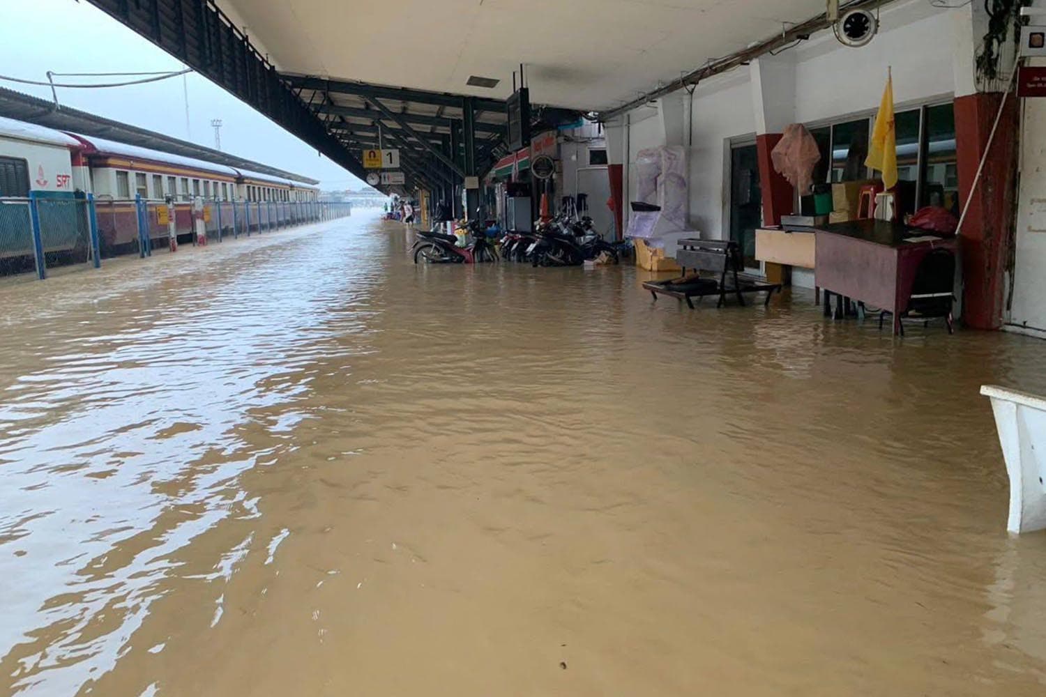 น้ำท่วมทางรถไฟสายใต้ งดเดินรถอีก 22 ขบวน