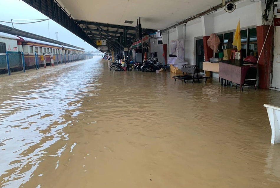 น้ำท่วมทางรถไฟสายใต้ งดเดินรถอีก 22 ขบวน