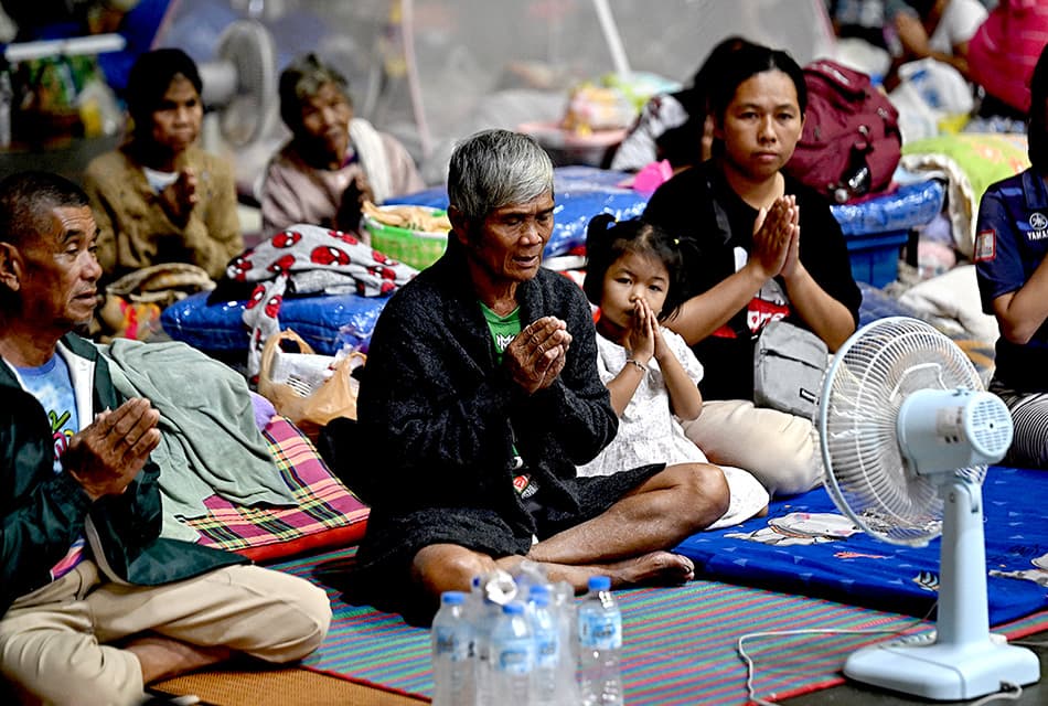 ชาวไทย-กัมพูชาในศูนย์พักพิงเปิดใจ “สงครามจบเร็วเท่าไหร่ยิ่งดี อยากใช้ชีวิตสงบ”