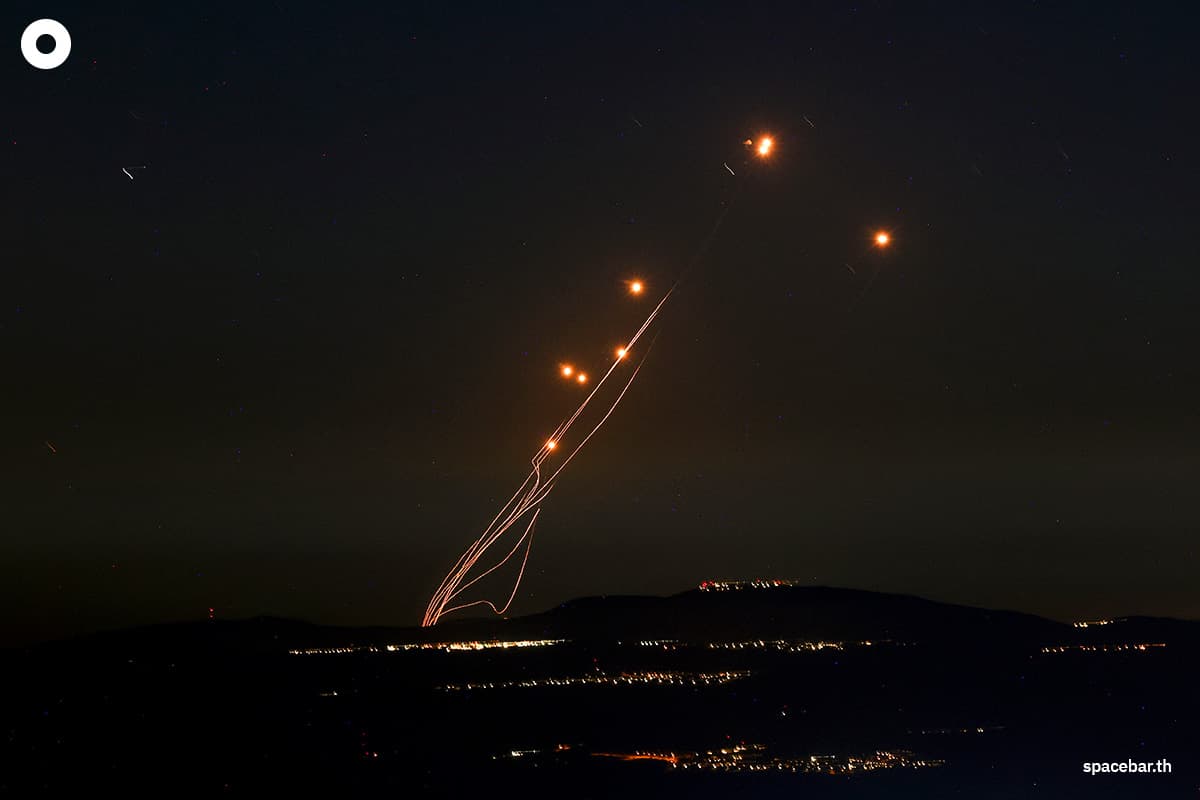 ระบบป้องกันภัยทางอากาศ 'Iron Dome' ของอิสราเอลสกัดจรวดที่ยิงมาจากทางใต้ของเลบานอนเมื่อวันที่ 27 กันยายน 2024 (Photo by Jalaa MAREY / AFP) 