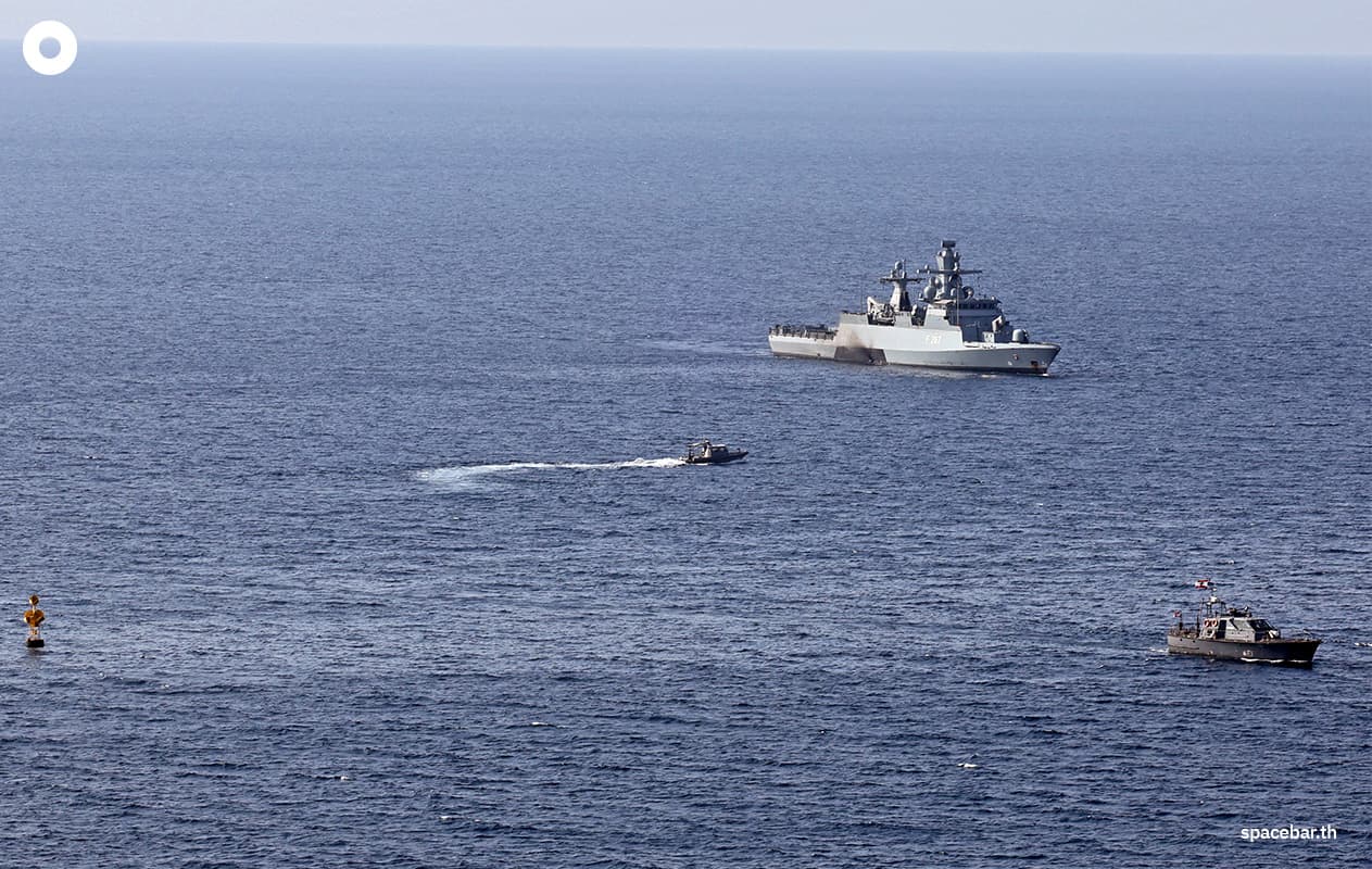 เรือลาดตระเวนของกองทัพเรือเลบานอนแล่นเข้าใกล้เรือรบ ‘FGS Erfurt’ (F262) ของกองทัพเรือเยอรมนีเมื่อวันที่ 27 ตุลาคม 2022 (Photo by JACK GUEZ / AFP) 