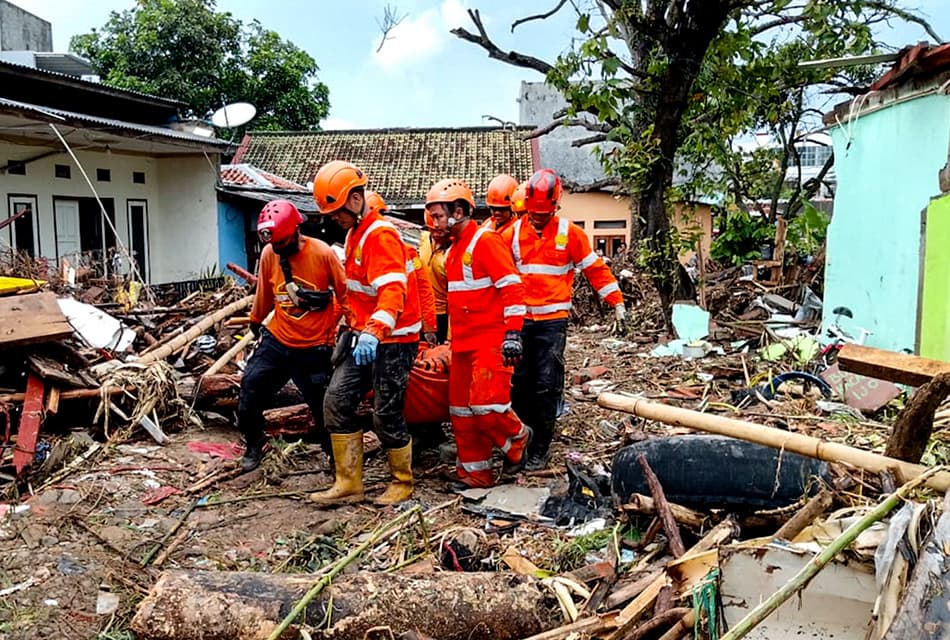 ‘สึนามิลูกที่ 2’ เหยื่อน้ำท่วมอินโดนีเซียพุ่ง 442 สูญหายอีกเพียบ