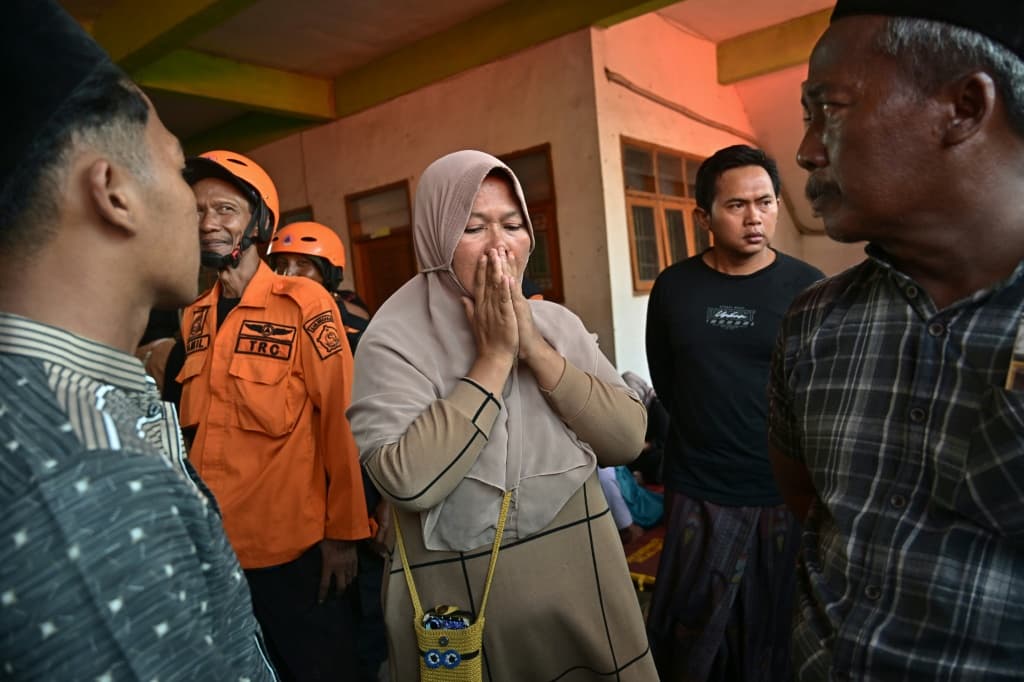 ทีมกู้ภัยเร่งค้นหาผู้ประสบภัย 59 คนติดใต้ซากอาคารโรงเรียนถล่มในอินโดนีเซีย