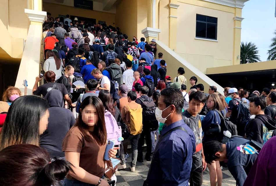 Photo story ด่านปอยเปตวุ่นคนแห่ข้ามพรมแดนแน่นหลังไทยลดเวลาเปิดด่าน
