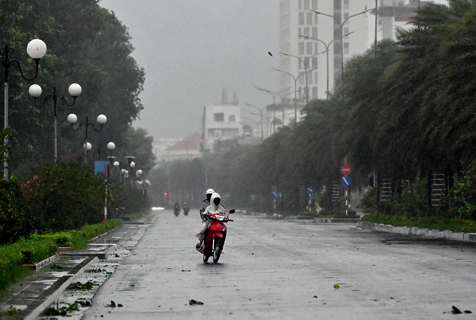 Photo Story : พายุถล่มเวียดนามอีกแล้ว! ไต้ฝุ่นคัลแมกีพัดขึ้นฝั่งตอนกลาง เจอฝนหนัก-อพยพแล้วเกือบ 3 แสน