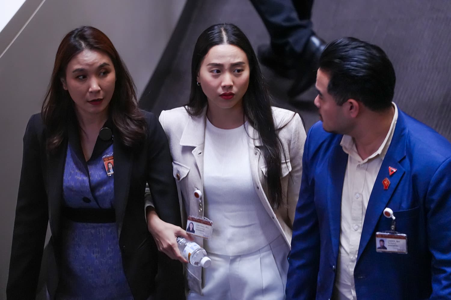 ประมวลภาพบรรยากาศประชุมสภาวันที่ 2 ‘อิ๊งค์’ เข้าสภาฯ ให้กำลังใจ สส. ก่อนย่องหลบสื่อออกชั้นใต้ดิน 2 วันติด