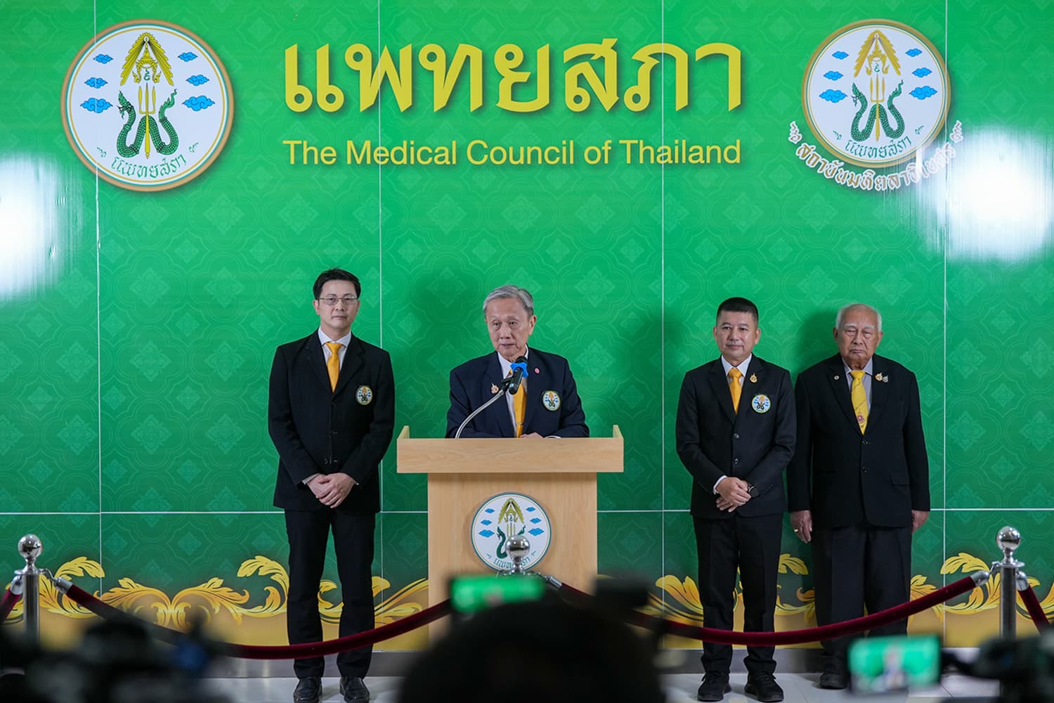 ‘แพทยสภา’ ยันมติเดิมสั่งลงโทษแพทย์ 3 คน เอี่ยวรักษา ‘ทักษิณ’ ชั้น 14 รับอาจมี ‘แพทย์’ ถูกฟันจริยธรรมเพิ่ม