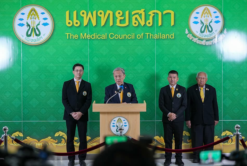 ‘แพทยสภา’ ยันมติเดิมสั่งลงโทษแพทย์ 3 คน เอี่ยวรักษา ‘ทักษิณ’ ชั้น 14 รับอาจมี ‘แพทย์’ ถูกฟันจริยธรรมเพิ่ม