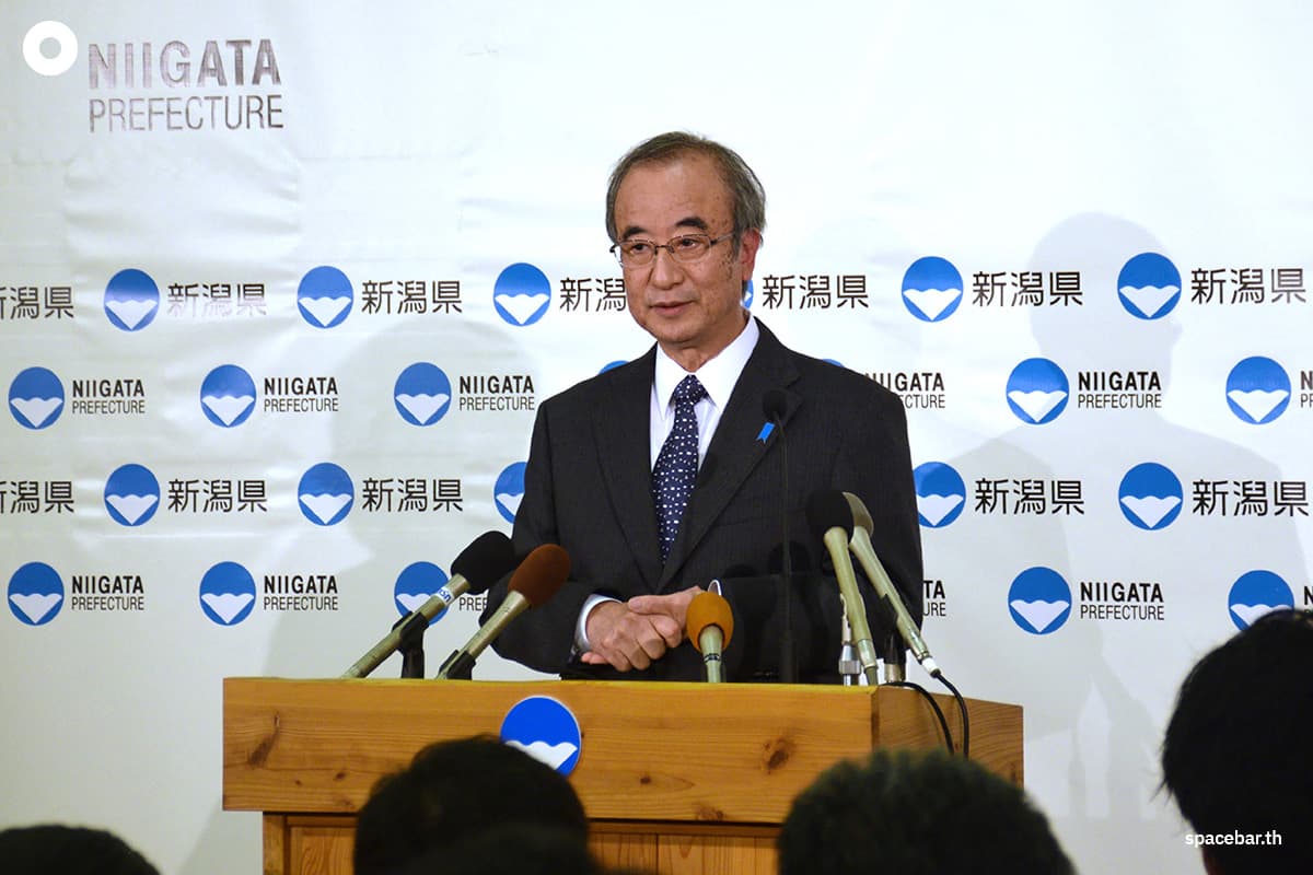 ฮิเดโย ฮานาซูมิ  ผู้ว่าราชการจังหวัดนีงาตะ แถลงข่าวในเมืองนีงาตะ เมื่อวันที่ 21 พฤศจิกายน 2025 ประกาศอนุมัติการกลับมาเดินเครื่องโรงไฟฟ้านิวเคลียร์คาชิวาซากิ–คาริวะ STR / JIJI PRESS / AFP