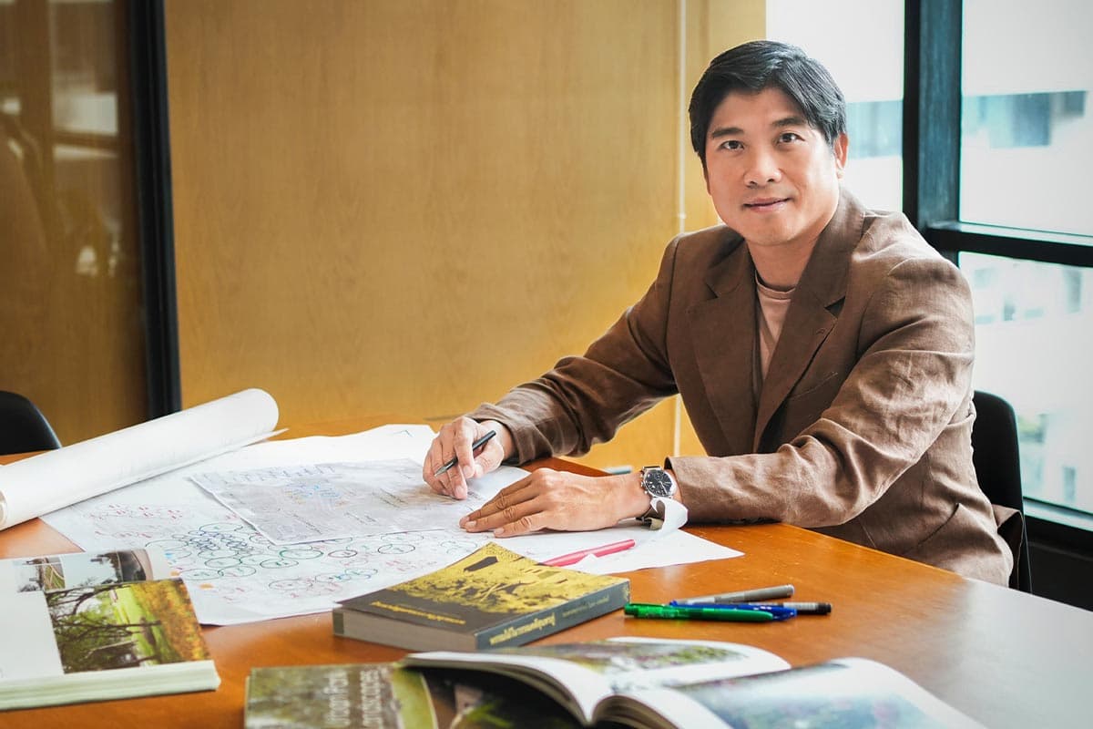 ธัชพล สุนทราจารย์ กรรมการผู้จัดการ บริษัท Landscape Collaboration จำกัด ผู้ออกแบบภูมิสถาปัตยกรรมของ Roof Park โครงการ Dusit Central Park