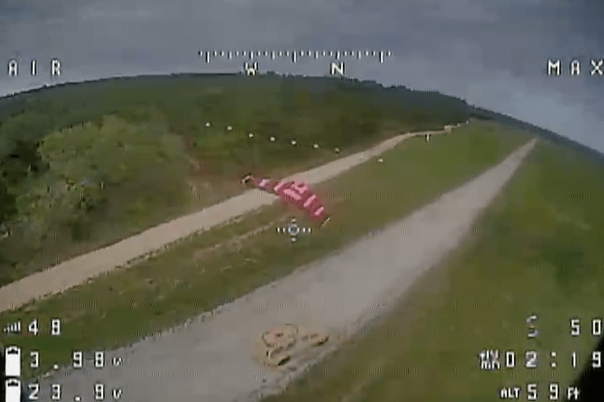 ภาพจากกล้องบนโดรนแสดงให้เห็นโดรน FPV ของกองทัพสหรัฐฯ ที่กำลังเข้าใกล้โดรนเป้าหมายระหว่างการทดสอบการสกัดกั้น