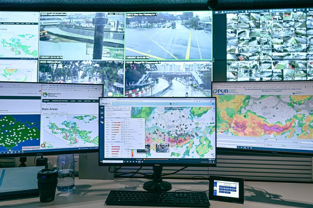 PUB มีเจ้าหน้าที่ประจำตลอด 24 ชั่วโมงคอยตรวจสอบข้อมูลจากสถานที่ต่างๆ ทั่วเกาะอย่างใกล้ชิด และแจ้งเตือนทีมที่เกี่ยวข้องอย่างรวดเร็วในกรณีที่เกิดน้ำท่วมฉับพลัน Photo by PUB