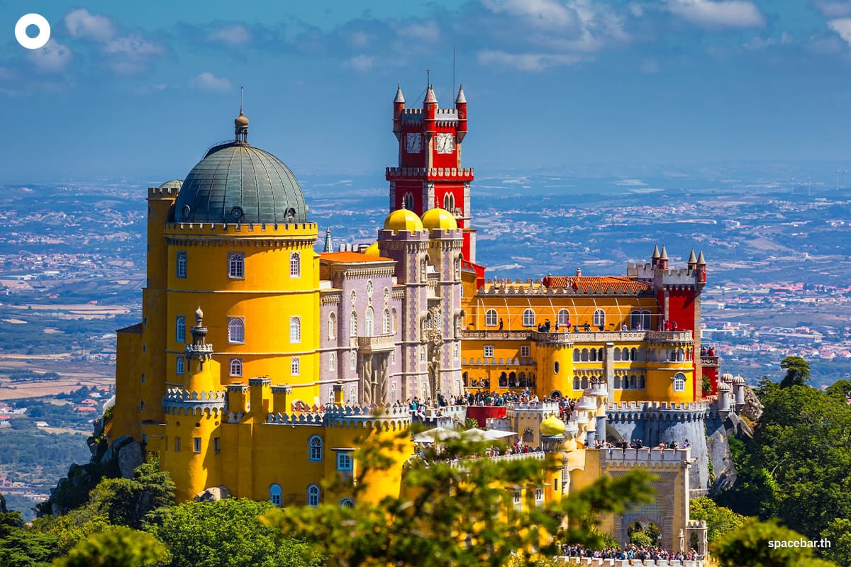 Photo by : Shutterstock / DaLiu 