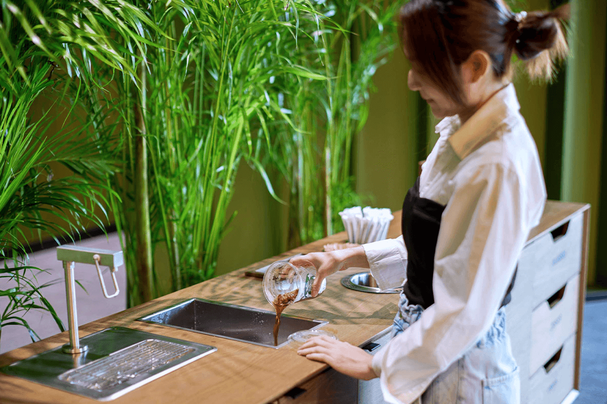 10_green_stories_from_greener_store_starbucks_SPACEBAR_Photo02_458230c69c.png