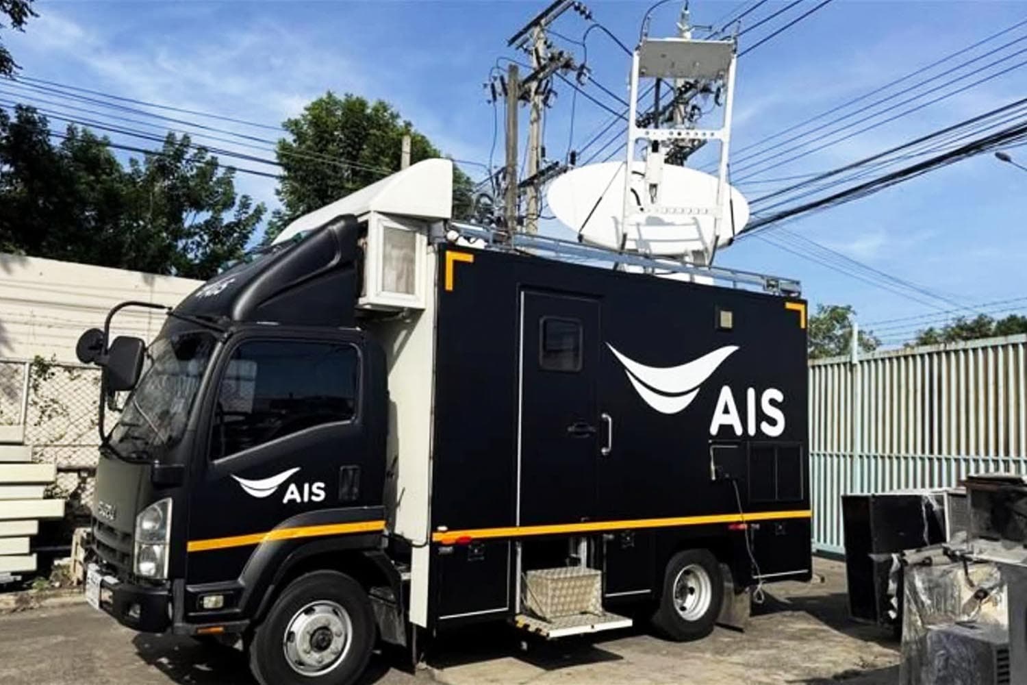 AIS ขยายโครงข่าย ดูแลสัญญาณศูนย์อพยพ 24 ชม.