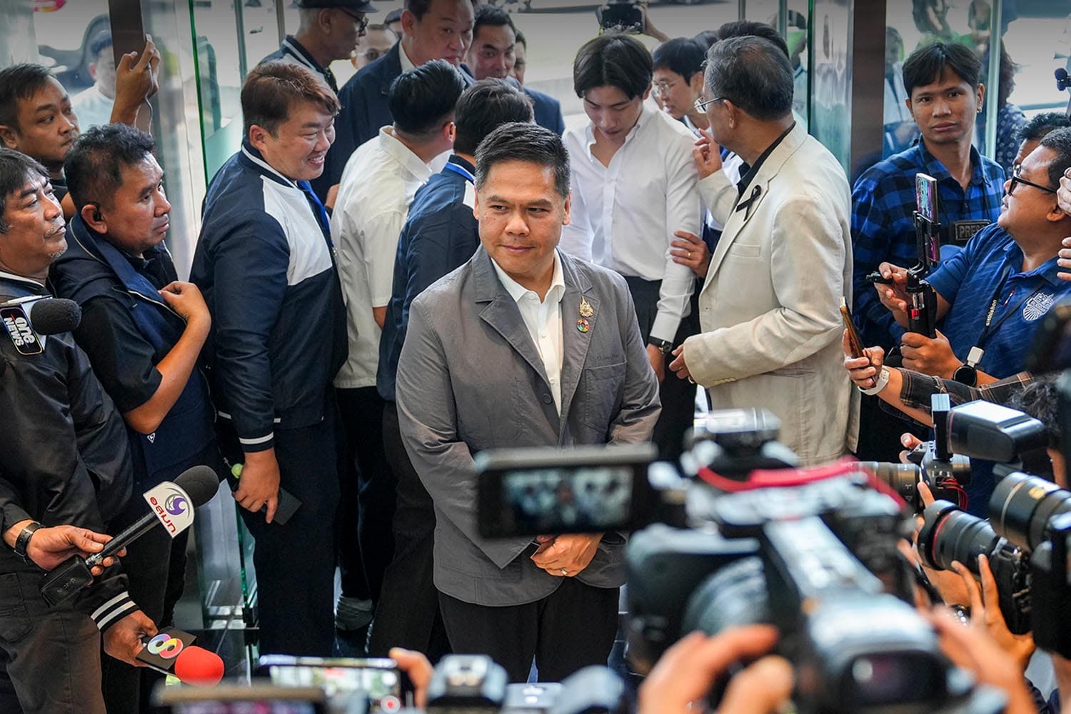 Photo Story บ้านใหญ่ 'สุพรรณฯ - ชลบุรี' ตบเท้าเข้าพบ 'อนุทิน'