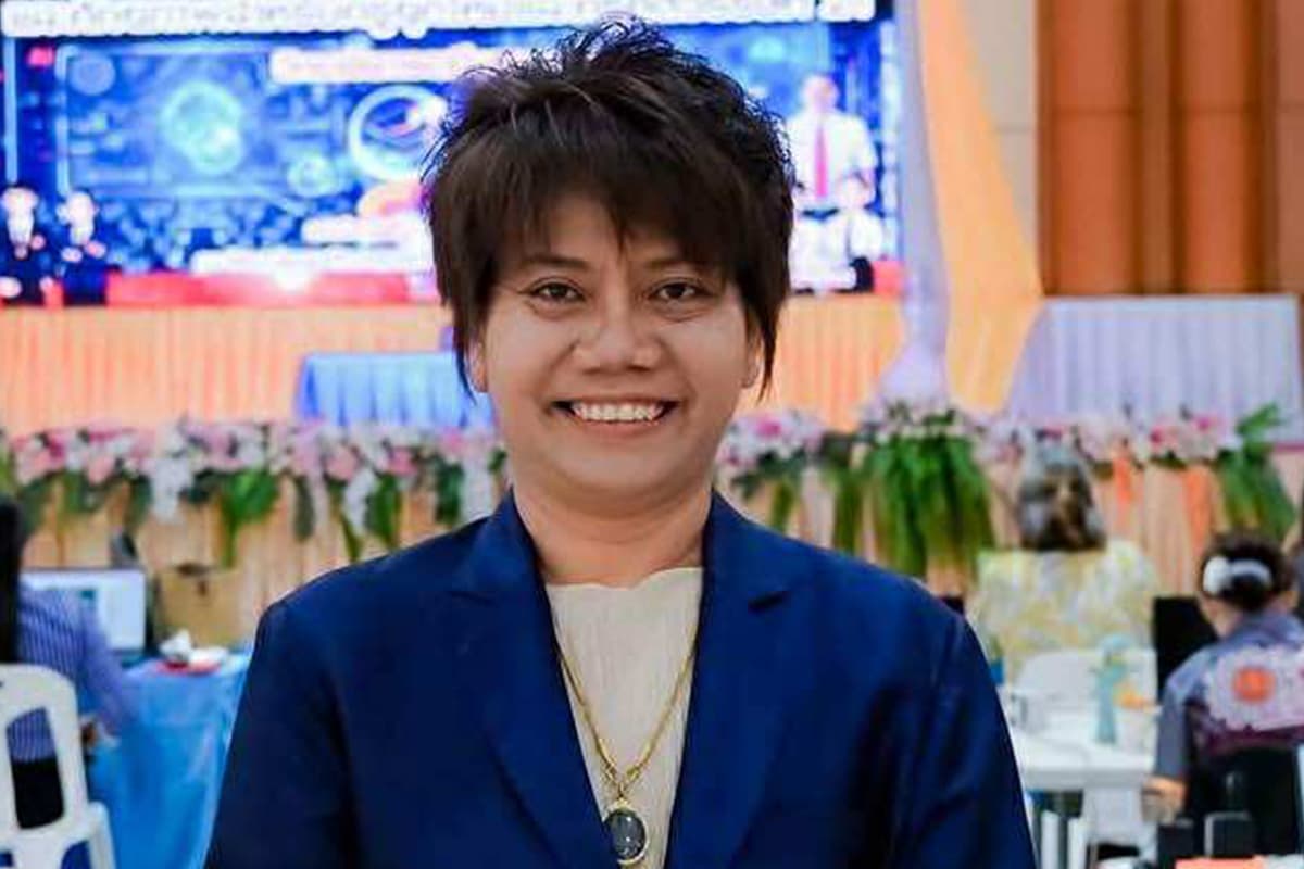 Her-Majesty-the-Queen Mother-gave-life-to-the-silk-people-of-Isan-creating-a-career-SPACEBAR-Photo02.jpg