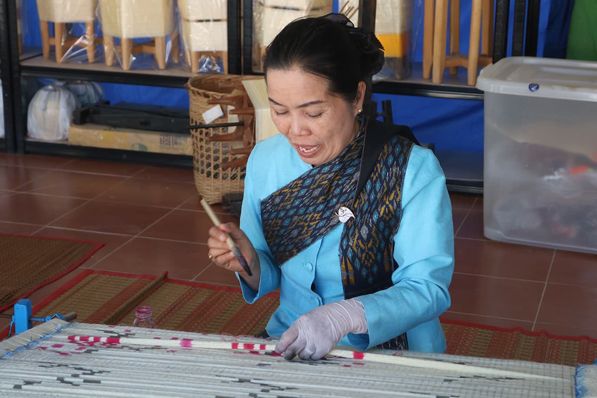 Her-Majesty-the-Queen Mother-gave-life-to-the-silk-people-of-Isan-creating-a-career-SPACEBAR-Photo07.jpg