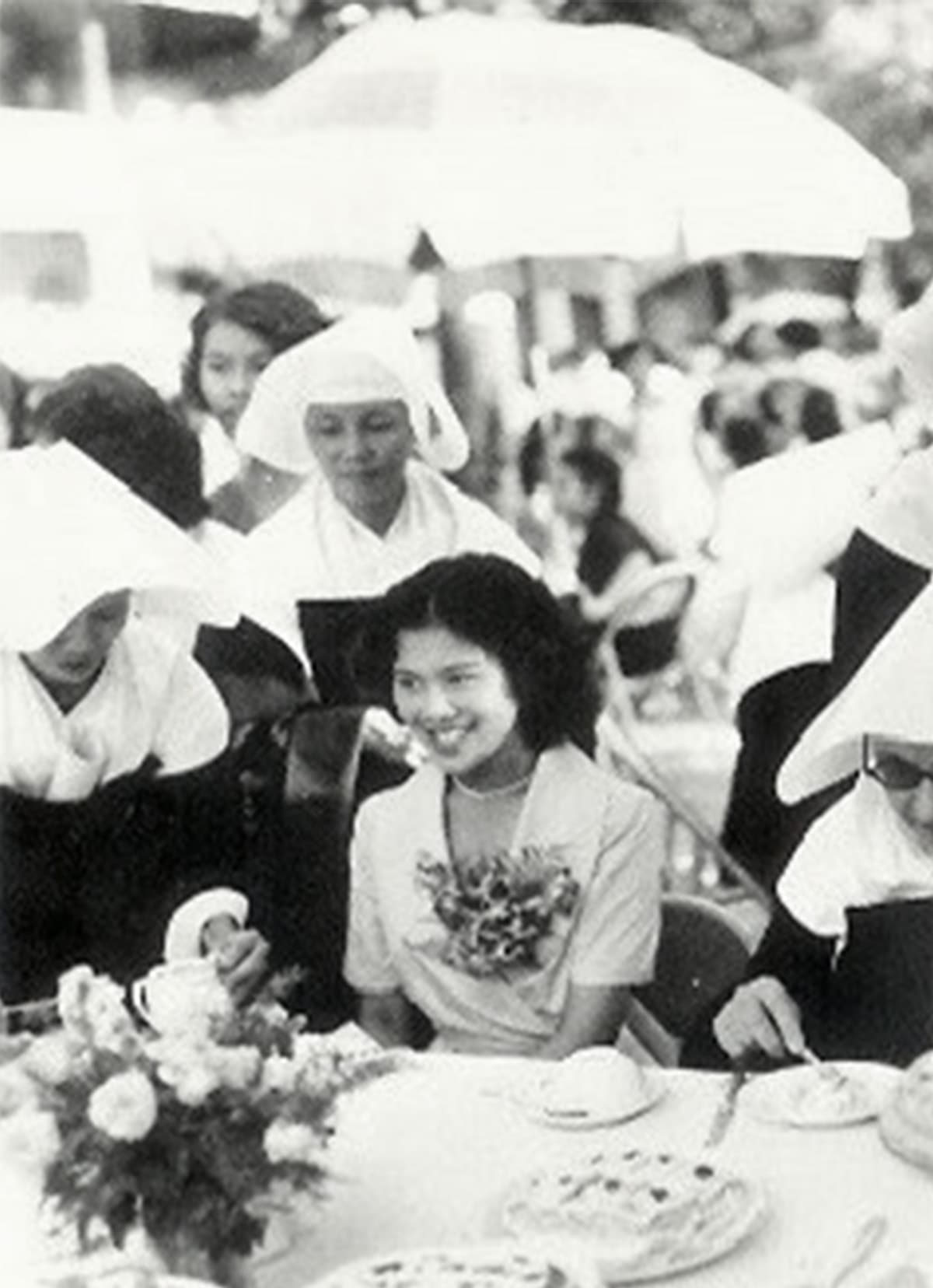 Mother School-inspired-by-the-past-of-Her-Majesty-the-Queen Mother-SPACEBAR-Photo02.jpg