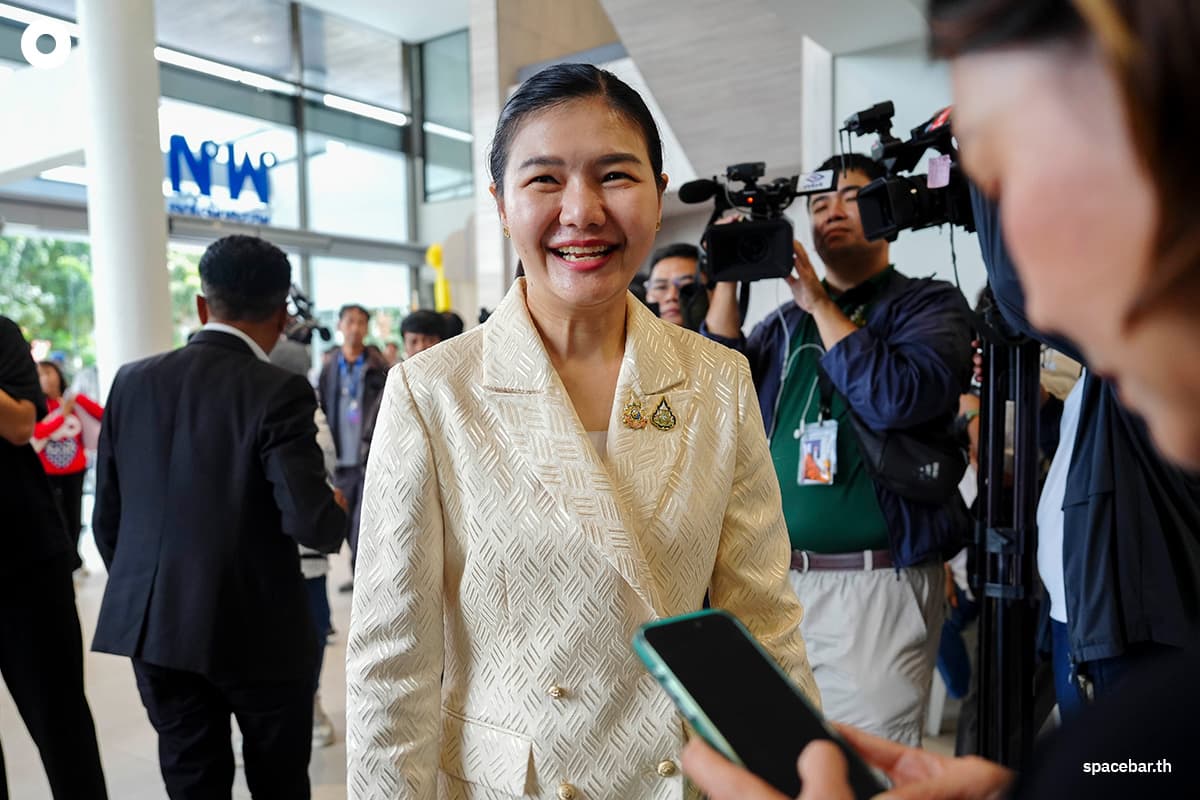 Paethongtarn-traveled-to-a-meeting-at-the-Pheu-Thai-Party-headquarters-SPACEBAR-Photo02.jpg