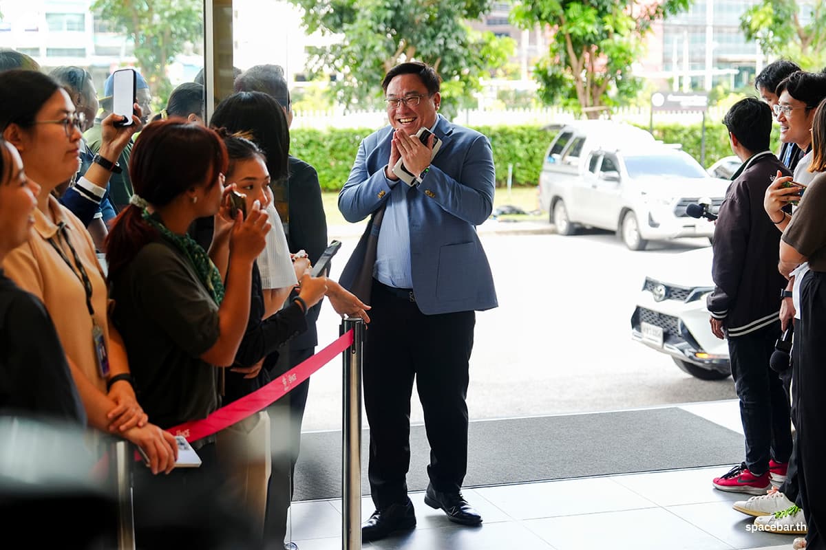 Paethongtarn-traveled-to-a-meeting-at-the-Pheu-Thai-Party-headquarters-SPACEBAR-Photo03.jpg