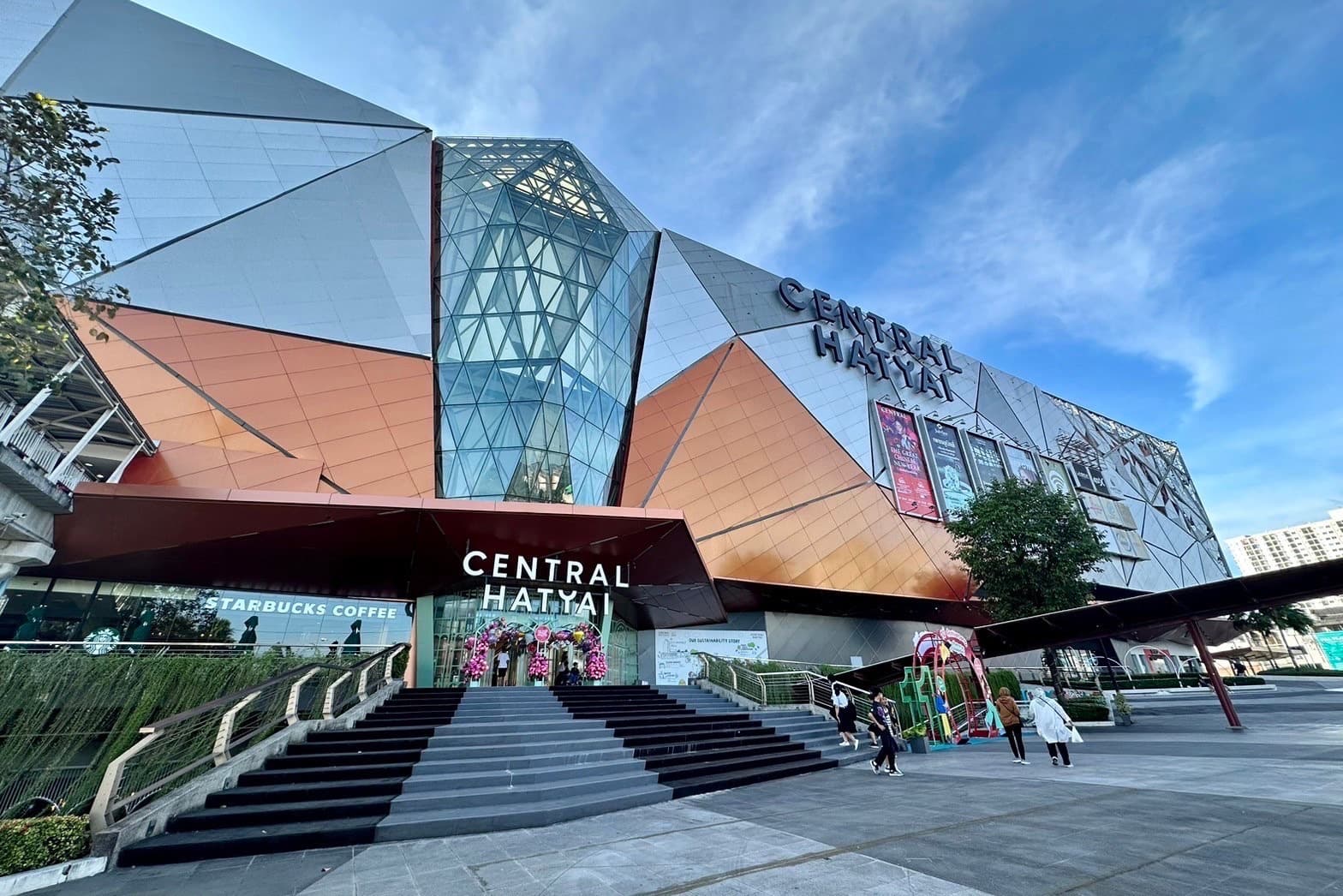 เซ็นทรัลเปิดจุดรับบริจาคสิ่งของ ‘ไทยรวมใจที่เซ็นทรัล’ ช่วยเหลือและส่งกำลังใจแก่ผู้ประสบภัยน้ำท่วมภาคใต้