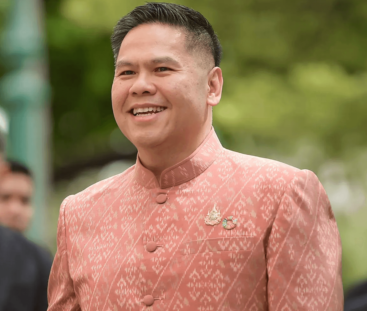 วราวุธ ศิลปอาชา กำลังนำพาพรรคชาติไทยพัฒนา ผ่านจุดเสี่ยงอีกครั้ง ในสถานการณ์ที่พรรคเล็กอยู่ยาก  ต้องเลือกว่าจะเห็นหัวหรือเป็นหาง