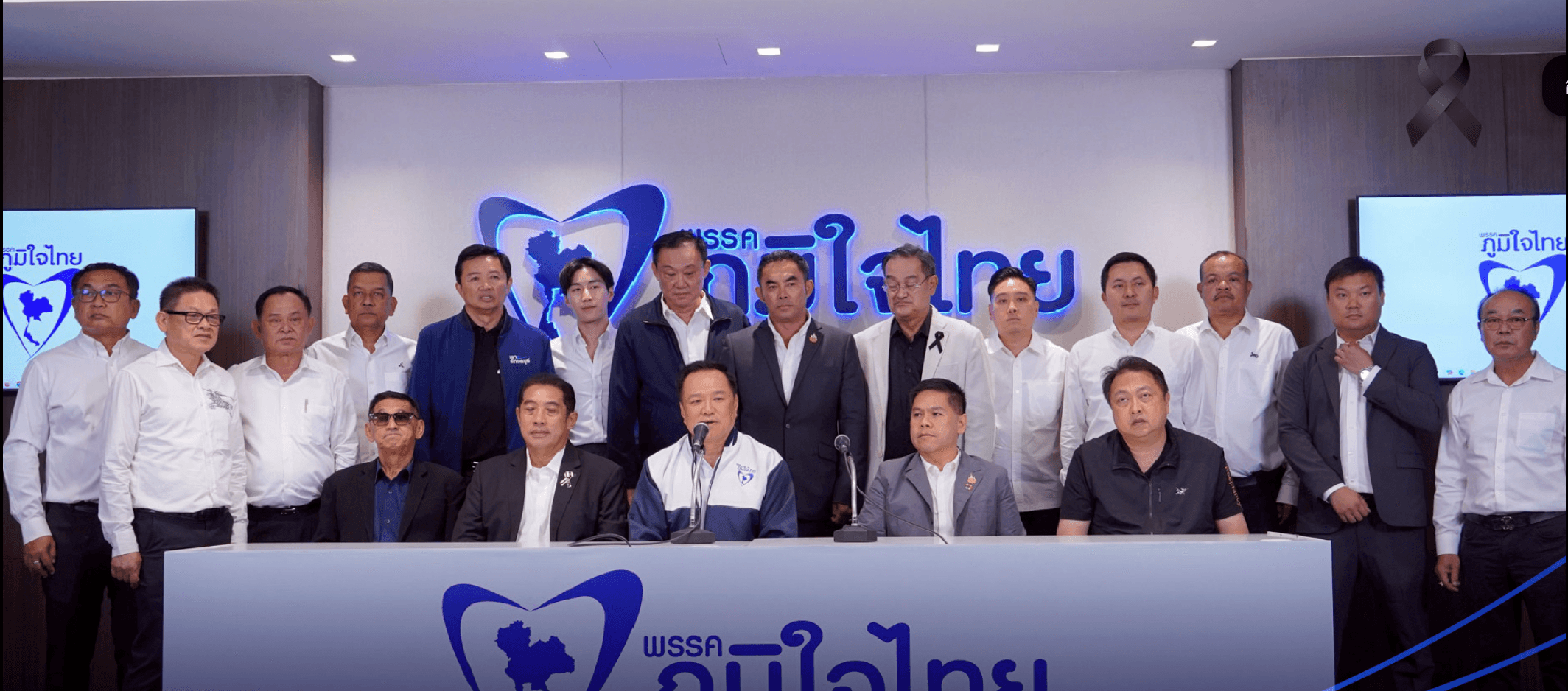 การตัดสินใจยกทีมชาติไทยพัฒนา ที่นำโดย วราวุธ ศิลปอาชา เข้าร่วมพรรคภูมิใจไทย สะท้อนให้เห็นว่า สู้ไม่ได้ก็ขอเป็นพวก และยังมีพรรคอื่นทะยอยตามมา