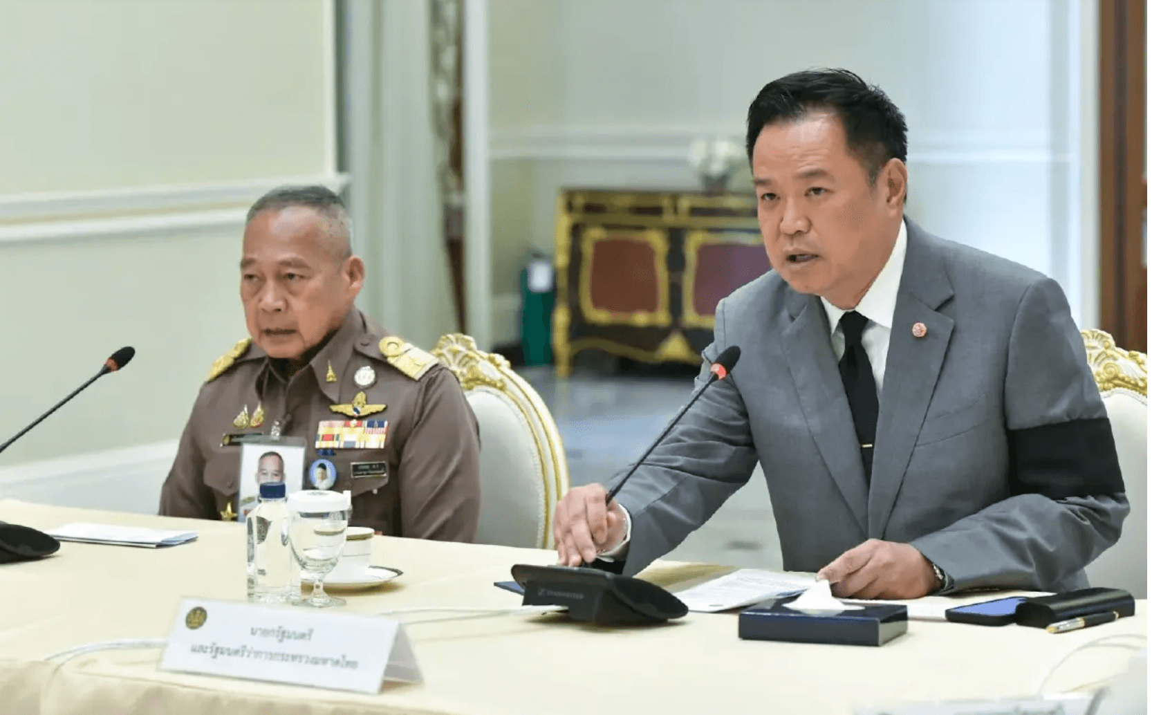 การบริหารวิกฤตน้ำท่วมของรัฐบาลล้มเหลวสิ้นเชิง เน้นภาพเฉิดฉาย แต่ไม่มีผลงาน คะแนนนิยมหายไปกับน้ำท่วม