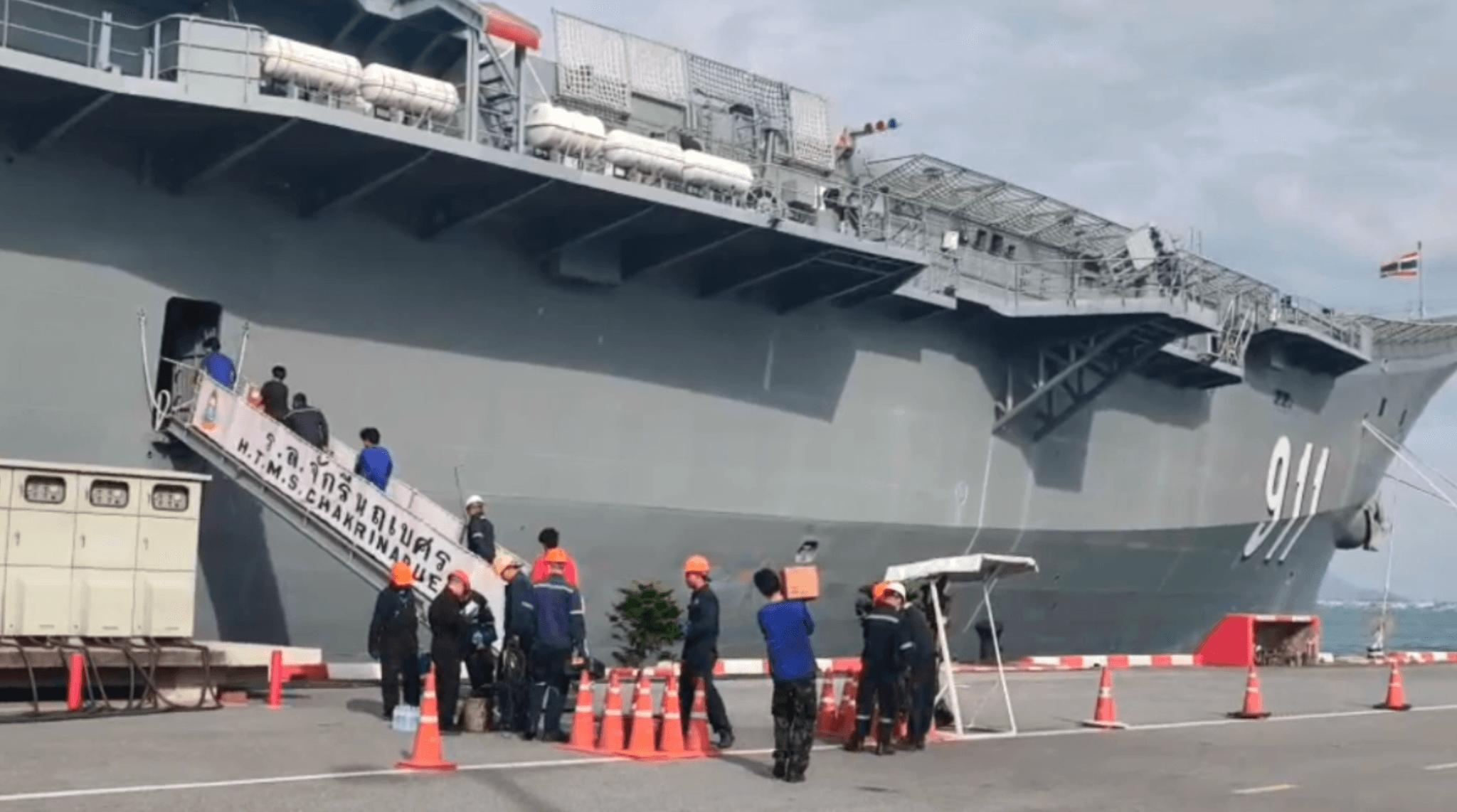 เรือหลวงจักรีนฤเบศร รับหน้าที่ช่วยเหลือในวิกฤตน้ำท่วม เปรียบเหมือนโกดังบรรเทาทุกข์เคลื่อนที่ คอยช่วยเหลือผู้ประสบภัย