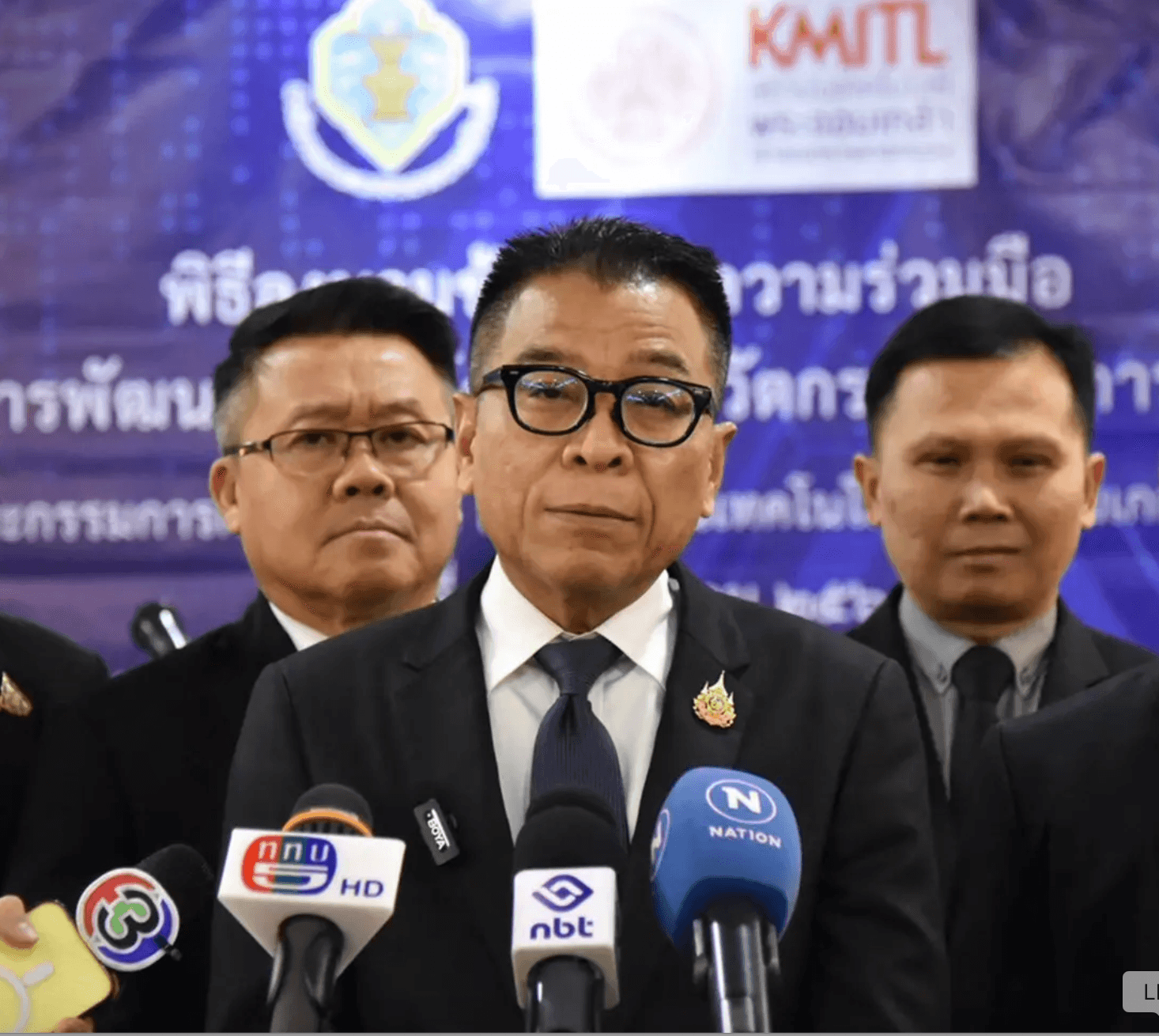 แสวง บุญมี เลขาธิการ กกต. กำลังพิจาราตัดสืนใจว่า จะมีการเลื่อนการเลือกตั้งหรือไม่ จากเหตุภาวะสงครามที่เกิดขึ้น