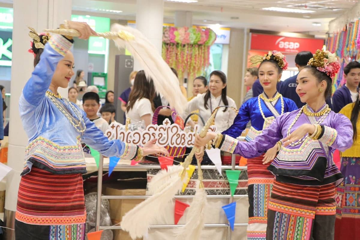 Songkran_tourism_in_Chiang_Mai_fluctuates_tourists_stop_and_slow_down_SPACEBAR_Photo01_869cb1da8f.jpg